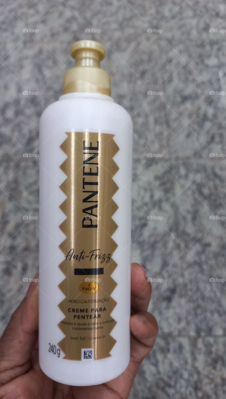 Cabelos ásperos, ressecados,  e   quebradiços? Use PANTENE creme para  pentear condicionador,  alinha as estruturas capilares, recupera as fibras e a elasticidade, deixando o cabelo mais forte, brilhante, macio e resistente à quebra