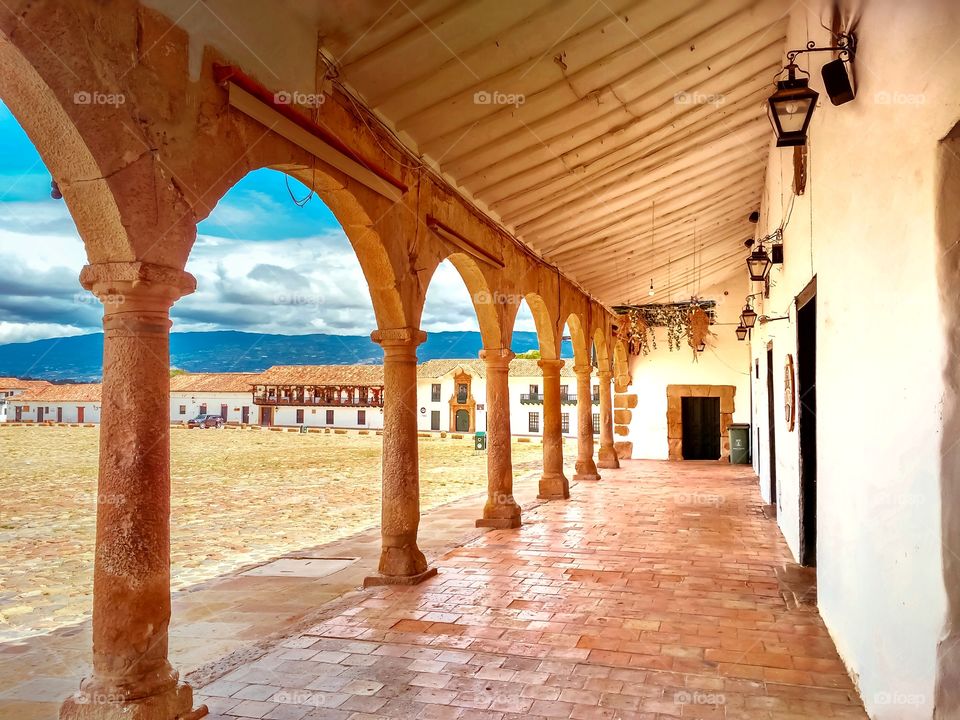 Villa de Leyva, Boyacá Colombia - Arcos en la plaza principal. Arquitectura colonial. de Leyva, Boyacá Colombia - Arches in the main square.  Colonial architecture. Horizontal Villa