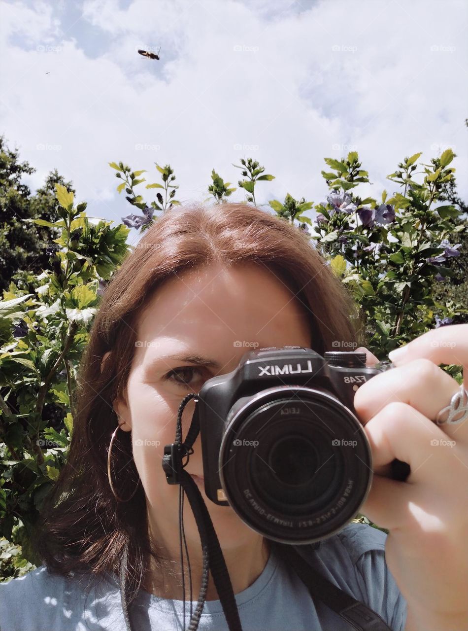 I love photography but I don't like selfies, I prefer to hide behind my camera. I feel good surrounded by nature, like this insect that invited itself into the photo!