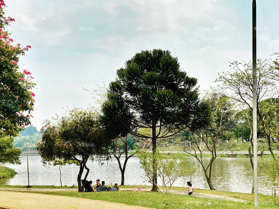 A beleza do Lago do Taboão, em Bragança Paulista, num sábado fresco.
Pessoas caminhando, fazendo piquenique e se divertindo. Ótimo! Por mais espaços públicos assim.