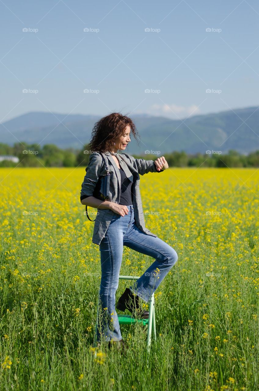 Fun Photoshoot in Rapeseed field