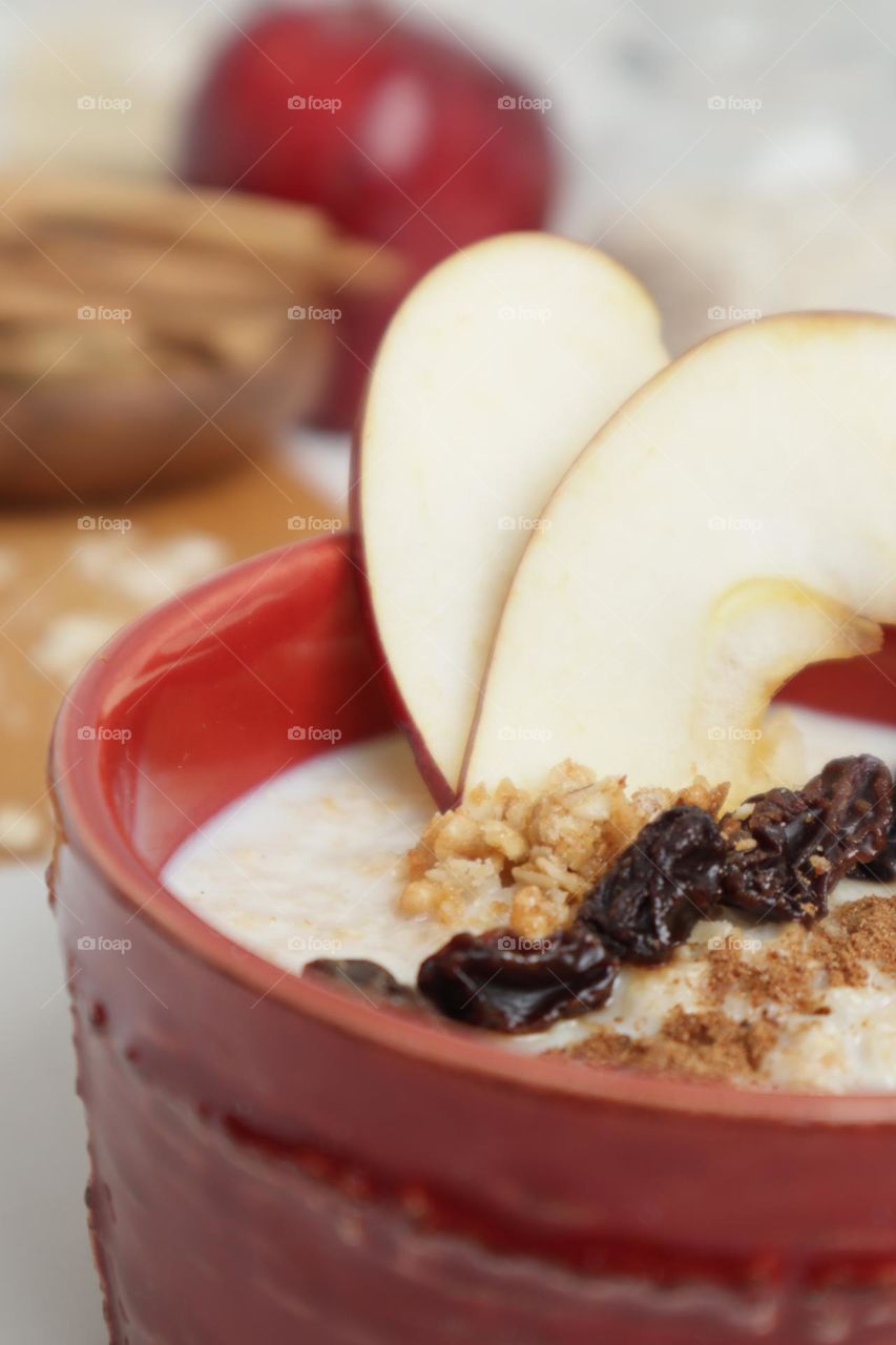 Apple and raisins oatmeal 