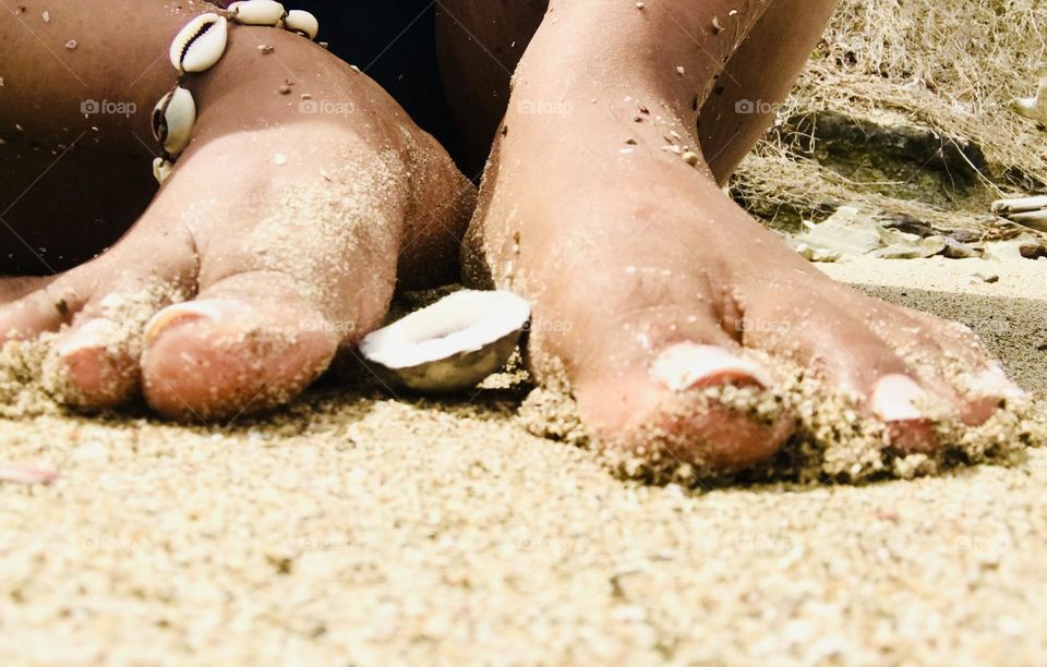 Pies en arena