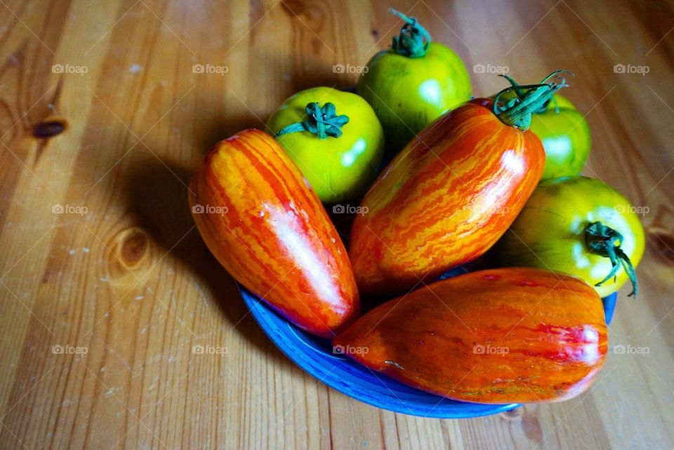 Green and red tomatoes