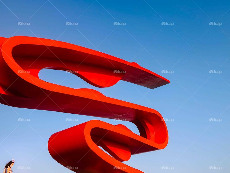 Monument of the 100 years of Japanese immigration to Brazil, by Tomie Ohtake.
Monumento em homenagem aos  100 anos da imigração japonesa no Brasil, de autoria da artista Tomie Ohtake.
Beautiful abstract red shape architecture of the sculpture.
