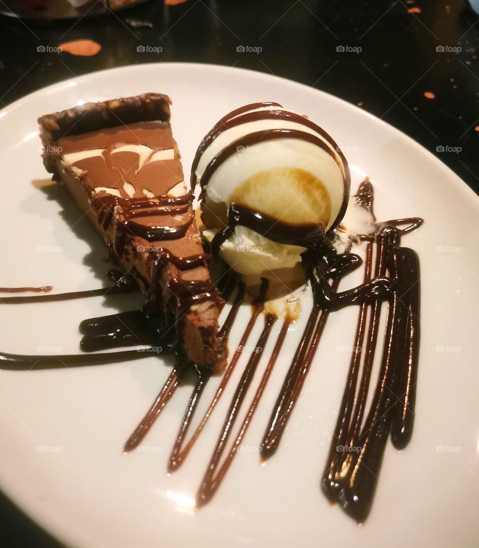 Vegan chocolate tart with Icecream
