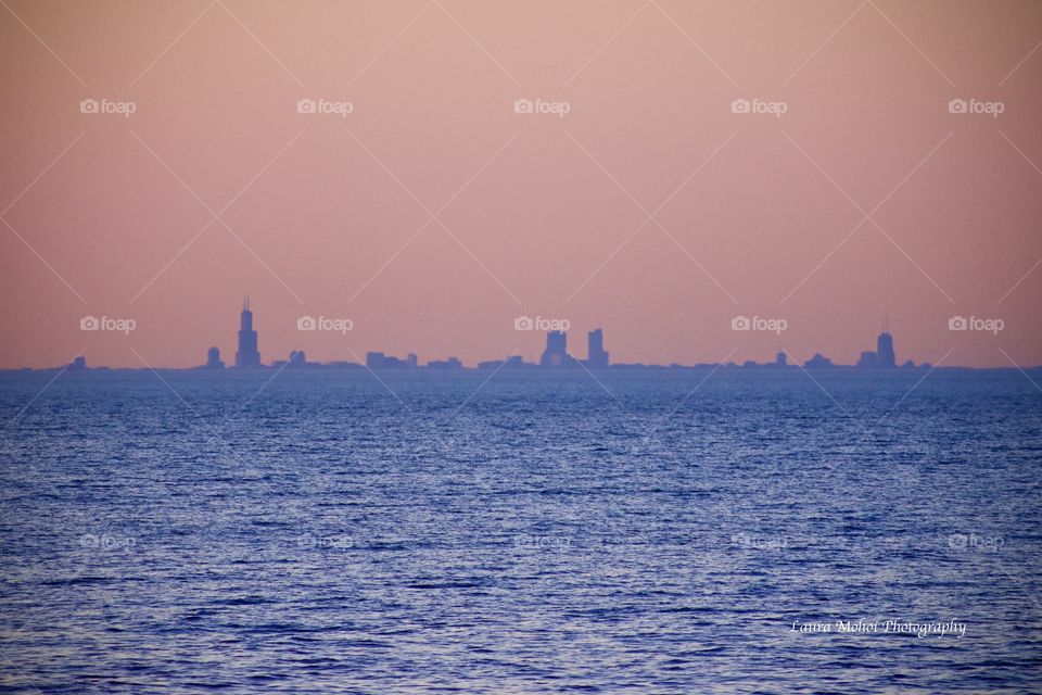 A hazey Chicago skyline at sunset