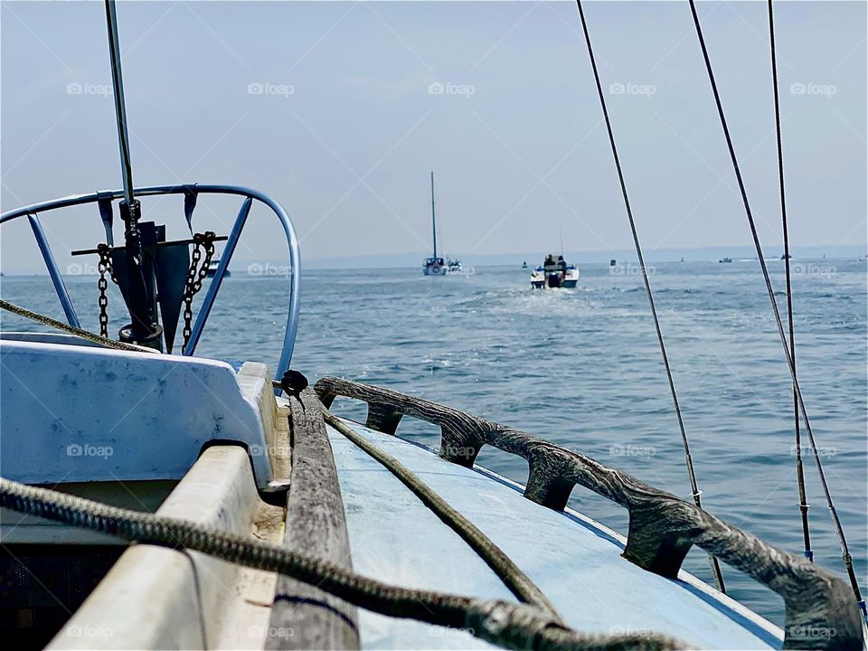 Motoring southbound from „Mamaroneck“ out into the open sea we are bringing our newly purchased „23 O‘Day“ sailboat home to „Newtown Creek“ in LIC, Queens. The sky is clear bright and sunny and we are quite enthusiastic. 2023. Hypnotic Productions