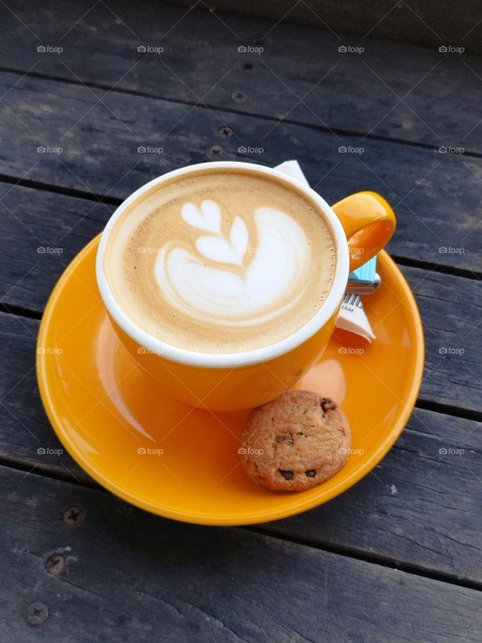 24th January 2025. 08:20am. Location: old town, Hoi an, Vietnam. Latte art, cup and saucer with a mini cookie.