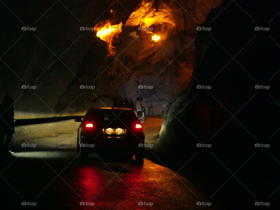 carretera túnel excavado en roca