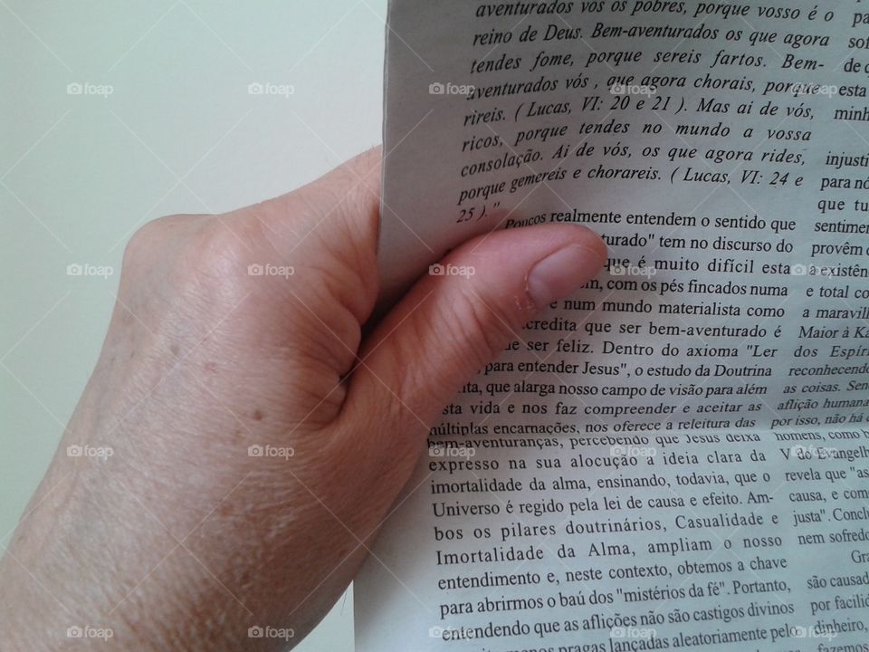 Angung hands are used to hold the newspaper for reading