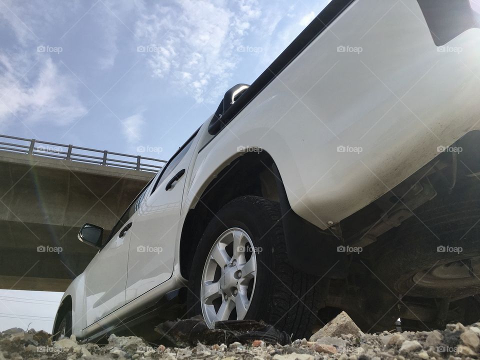  Isuzu Dimax under the bridge
