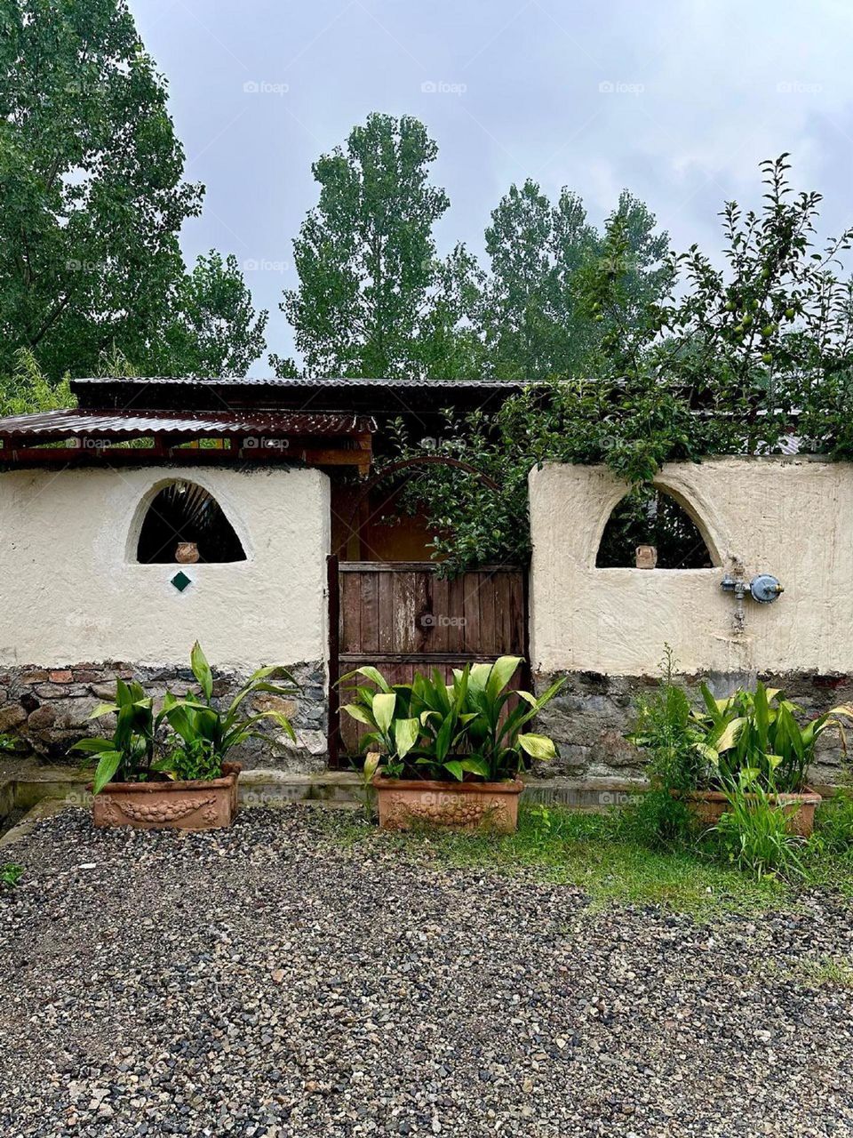 In addition to the simple and beautiful architecture, the decorations of the building, windows and doors are beautiful and different.