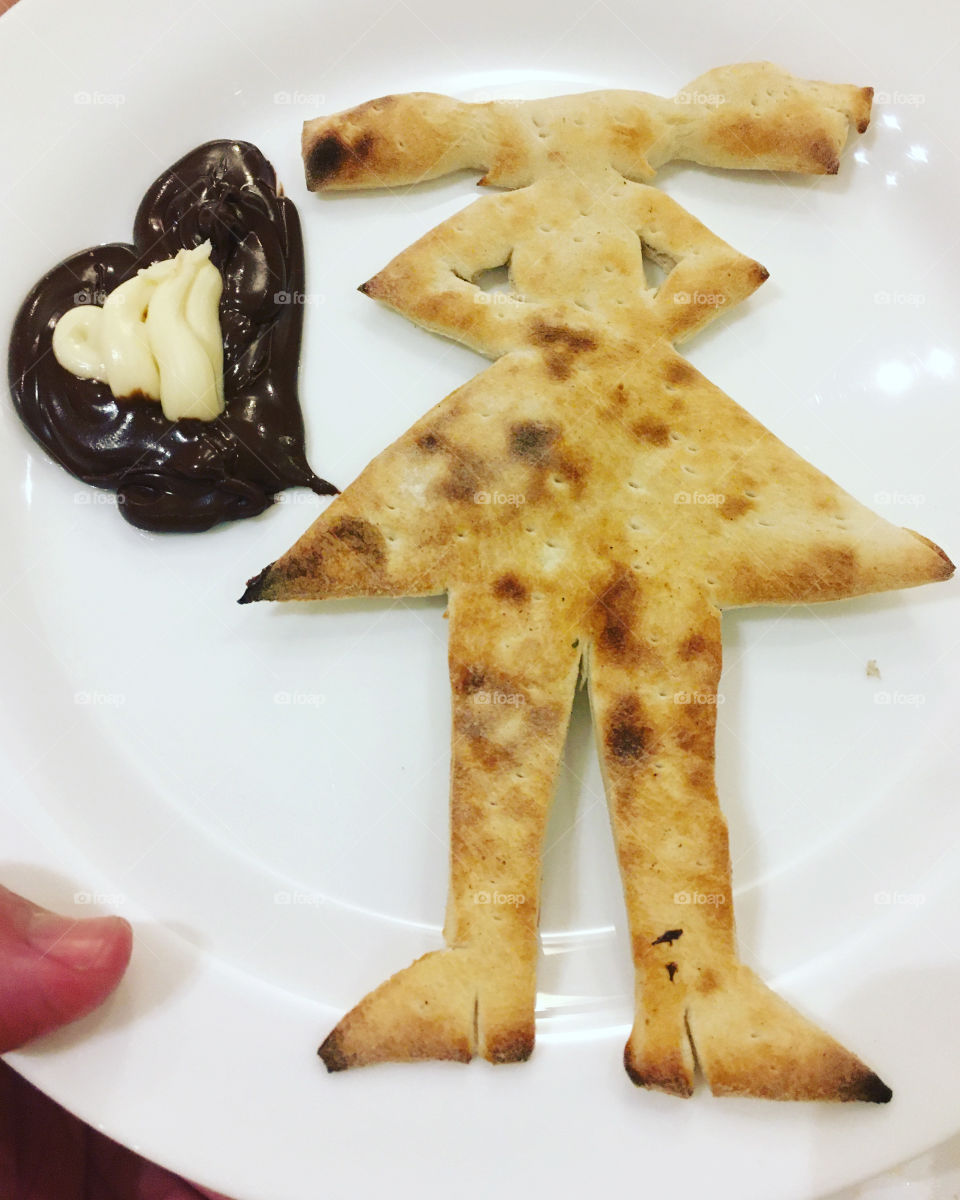 E quando você é surpreendido na pizzaria com um agrado desse?
Por conta da nossa Estelinha, após a pizza, ganhamos essa sobremesa: “menininha de massa com chocolate preto e branco”.