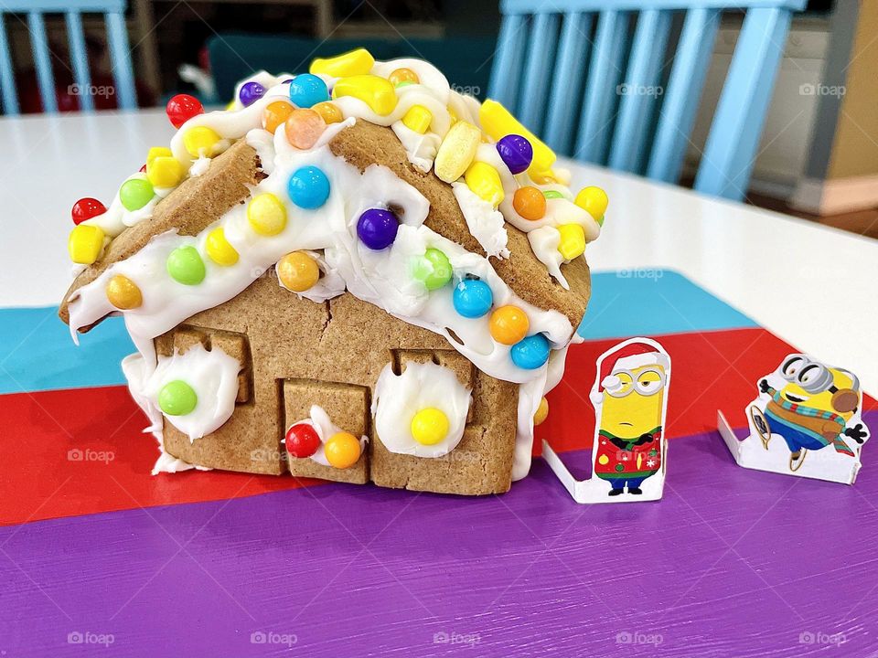 Gingerbread house with the minions, mini gingerbread house, minions and gingerbread houses, celebrating Christmas with minions 