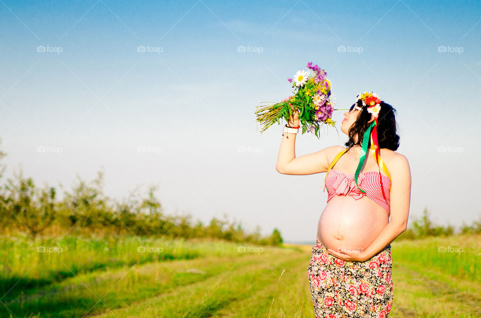 Pregnant women with flowers