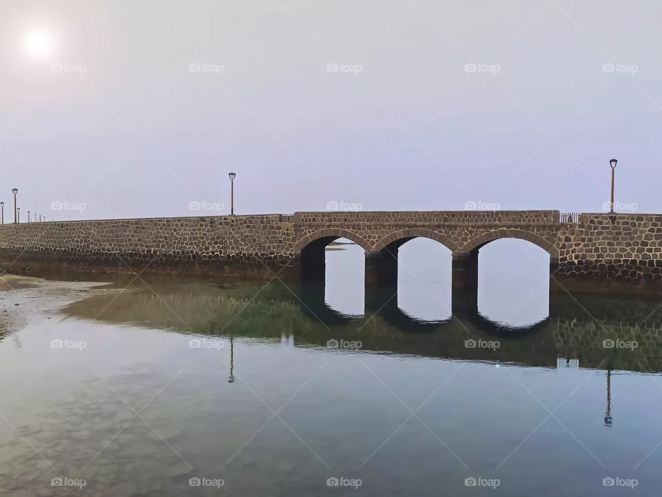 puente de piedra con el mar en calma en la isla de Lanzarote en Canarias, España