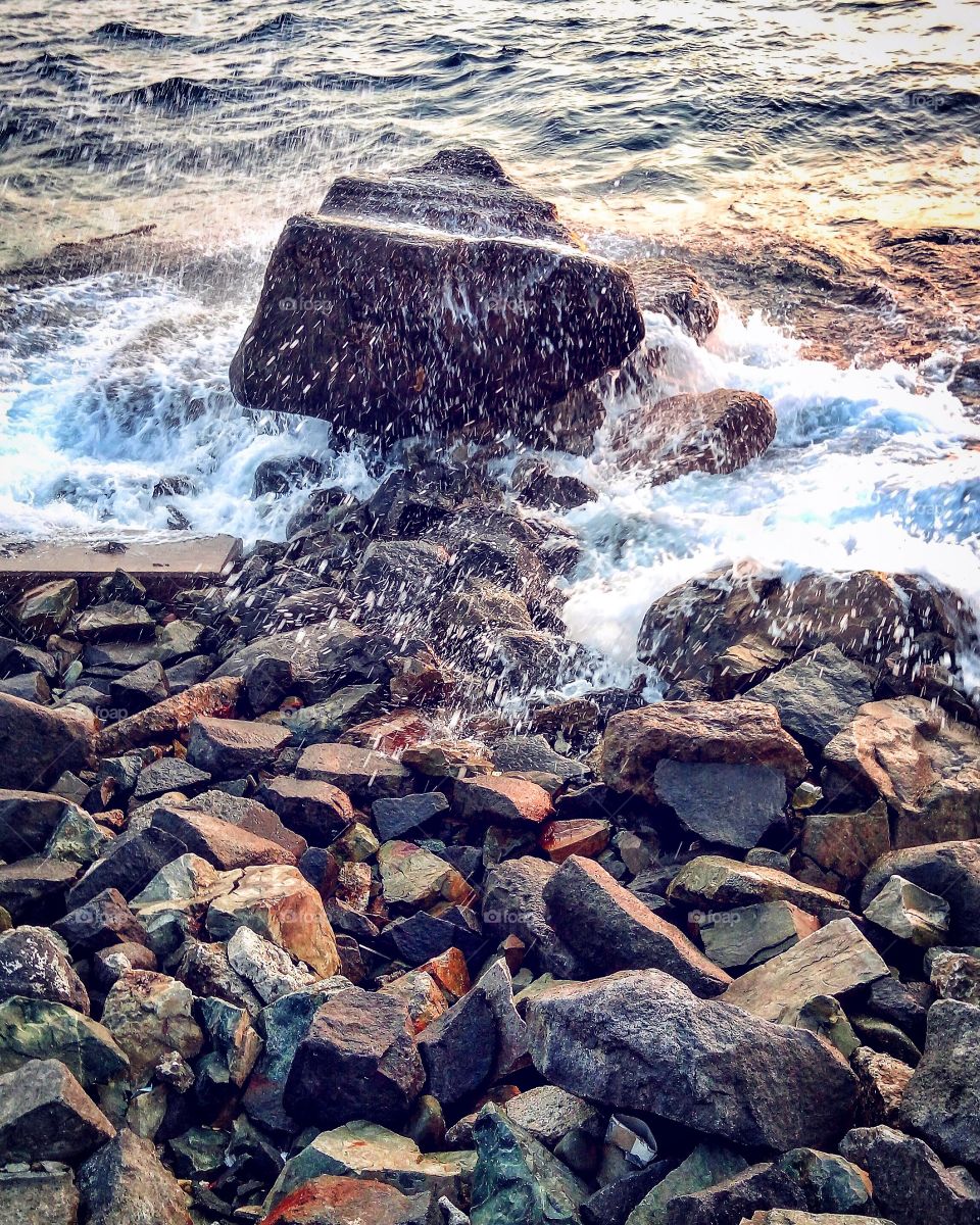 Waves knocking the rocks