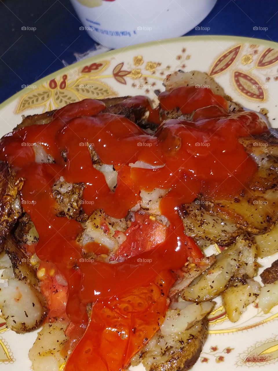 sauce red ketchup potatos fried/ tomato
