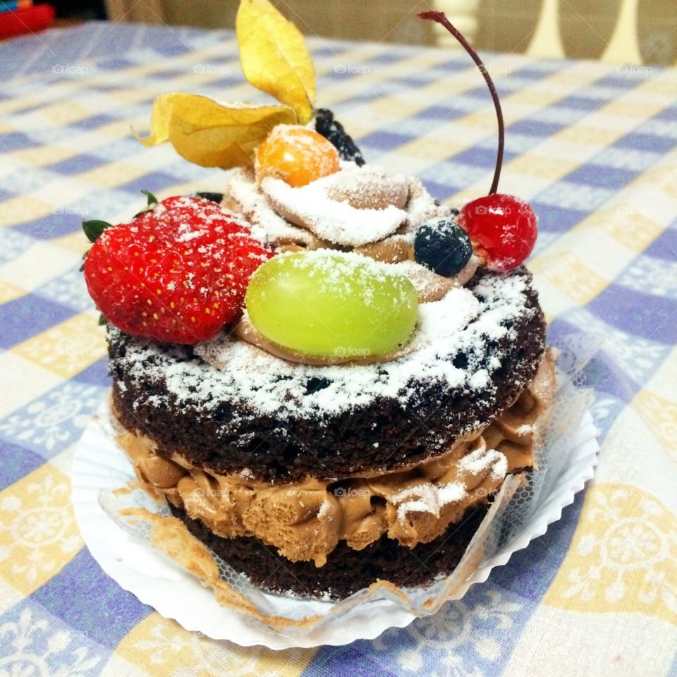 Uma deliciosa guloseima: sobremesa de chocolate e frutas!