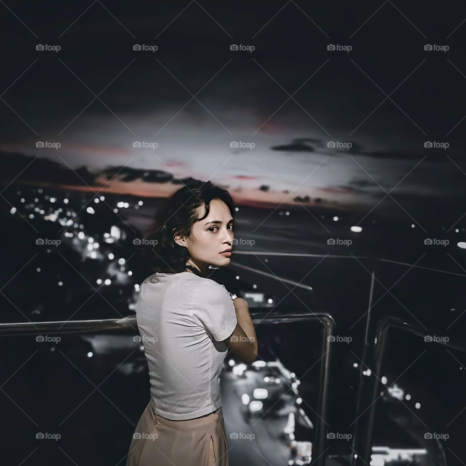 Standing at the end of the balcony to see the night view