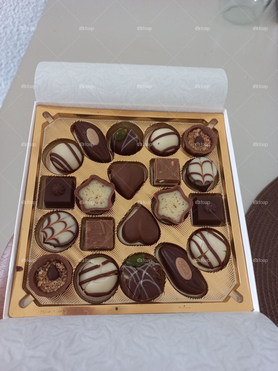 Aquela sensação imediata de prazer ao comer um pedaço de chocolate realmente tem fundamento. Isso porque ele é fonte de triptofano, um aminoácido  essencial, uma vez que entra na nossa corrente sanguínea e estimula a produção de endorfina...