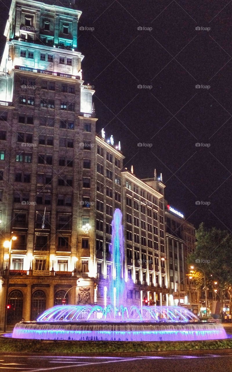 Fuente. Fuente en un paseo de Barcelona