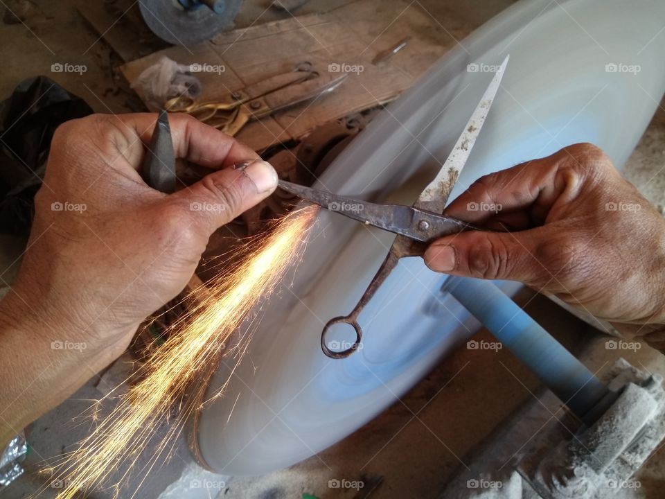 Sharpening of scissors