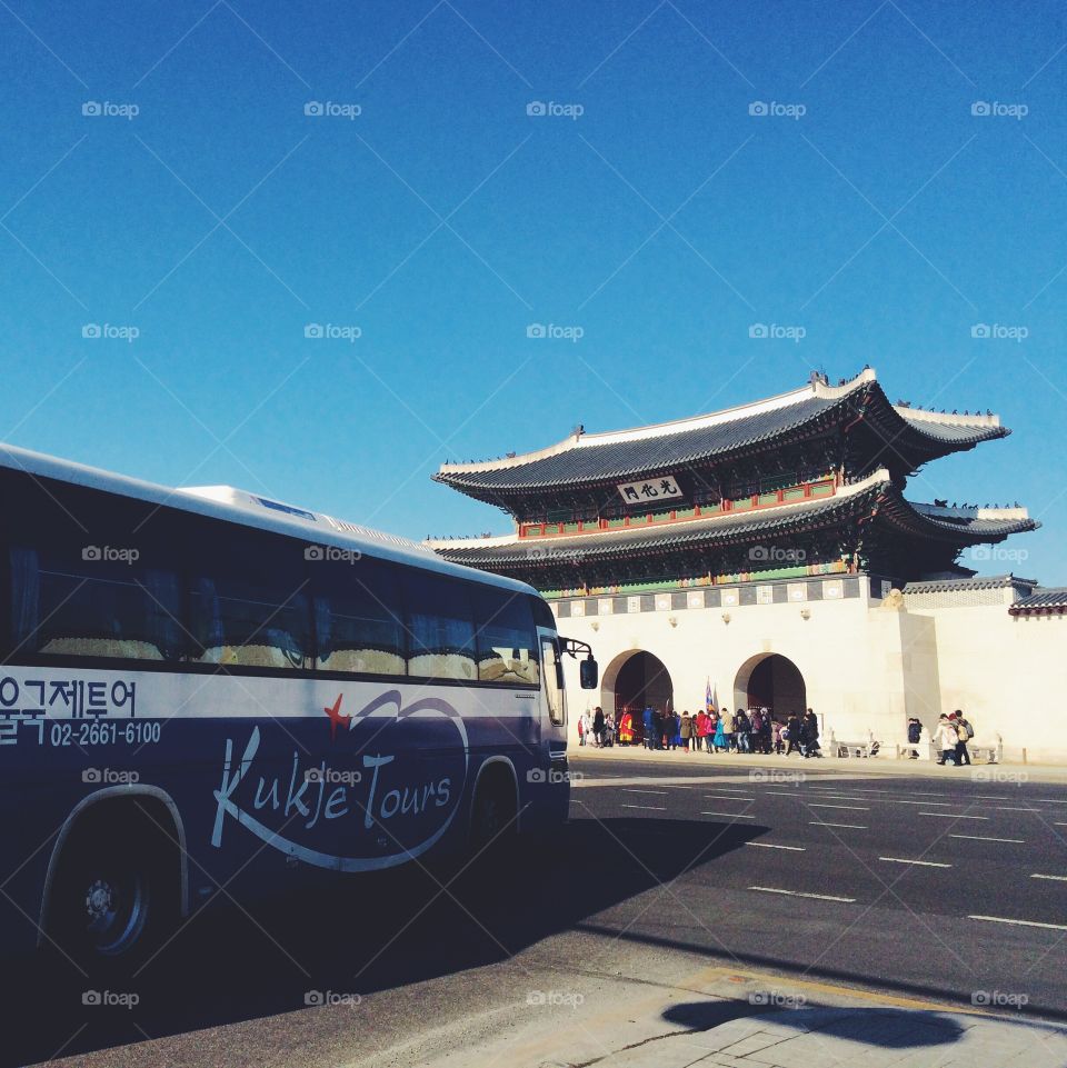 Bus ride to the Palace . Street shot outside on one of the main palaces in Seoul Korea. 🇰🇷