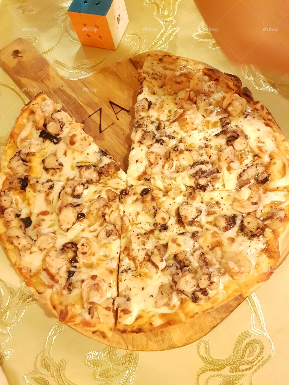 Una pizza de mariscos