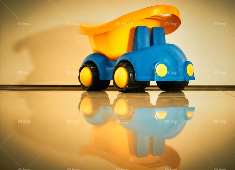 There are two colors around the globe, yellow and blue, two colors that are hostile to people fighting invaders, fighting for a better life.