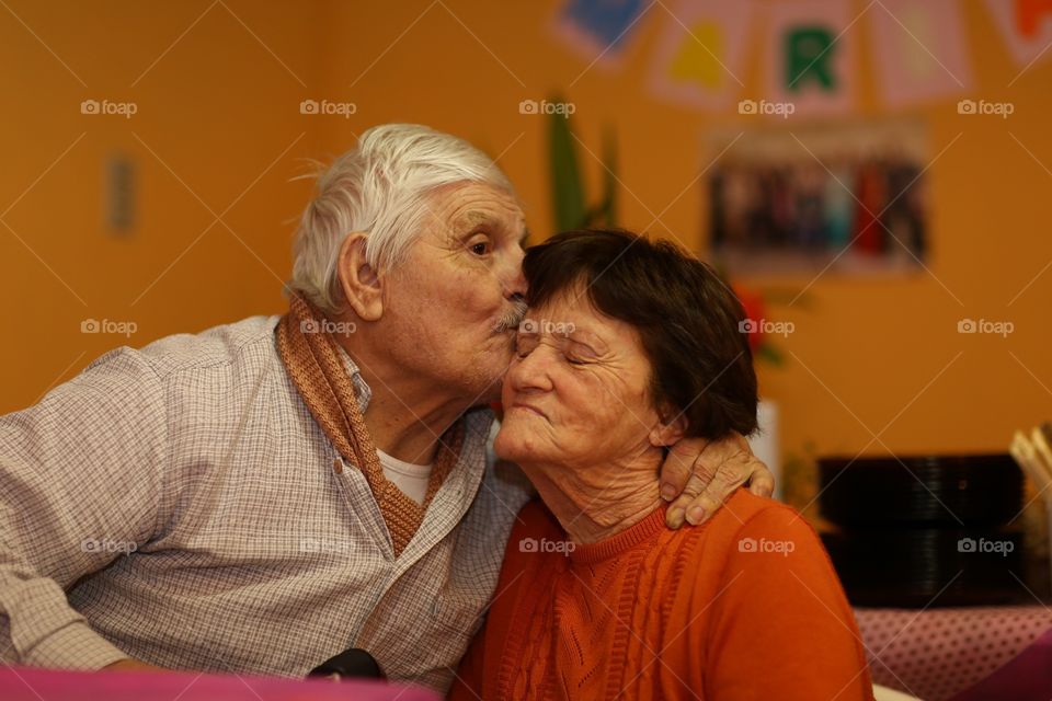 A old couple in love
