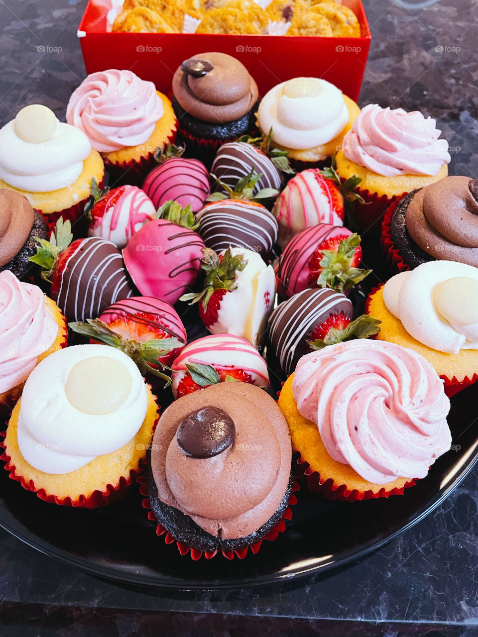 Cupcakes and chocolate covered strawberries 