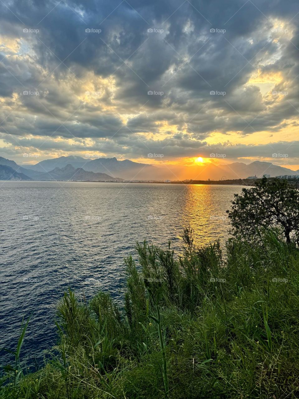 Восхитительный закат солнца на море 