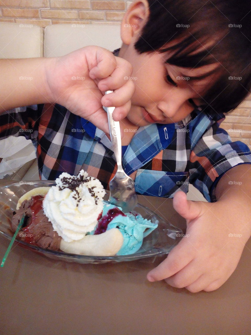 kid eating icecream