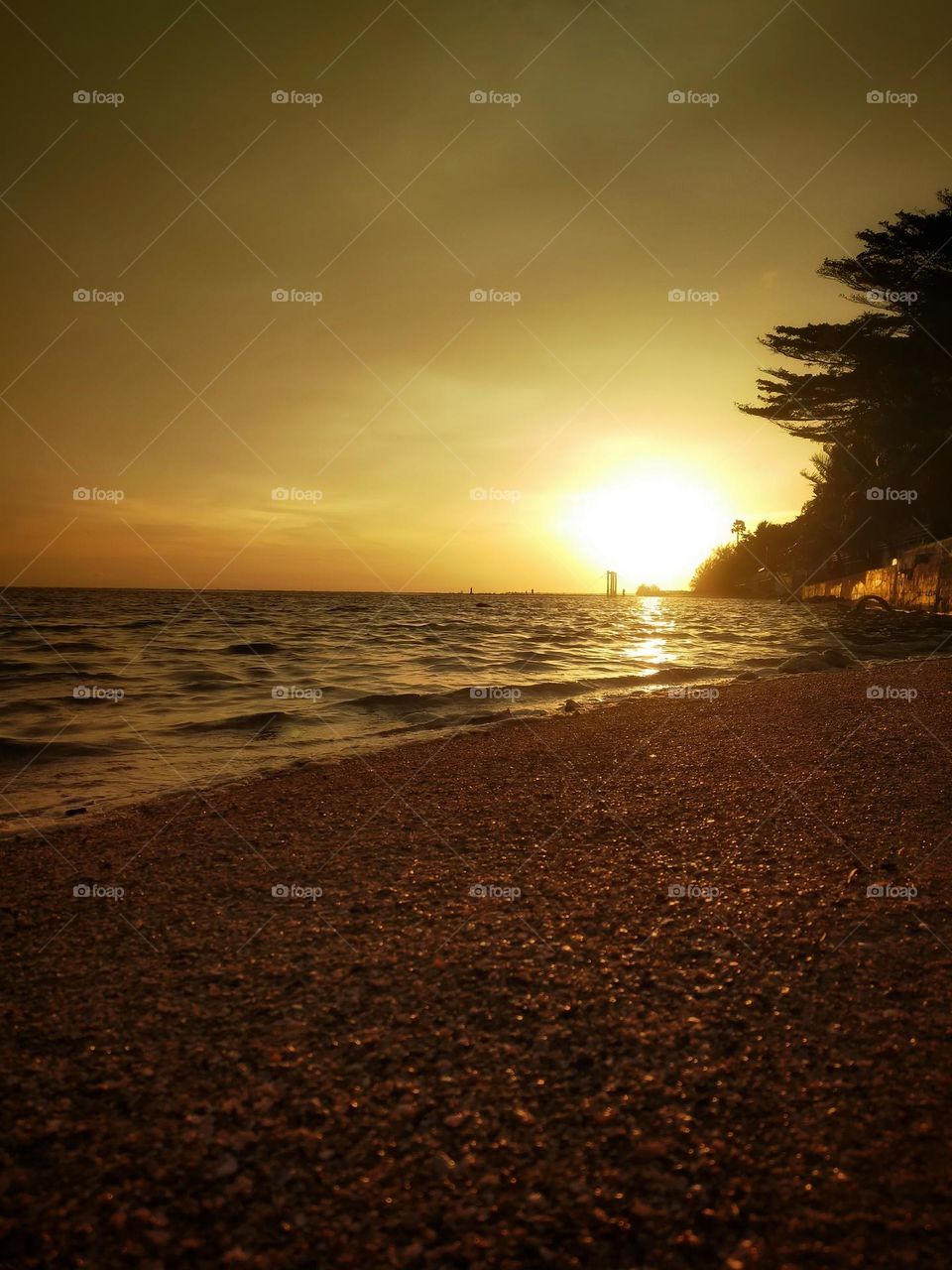 Sea view in the evening, seeing the sunlight