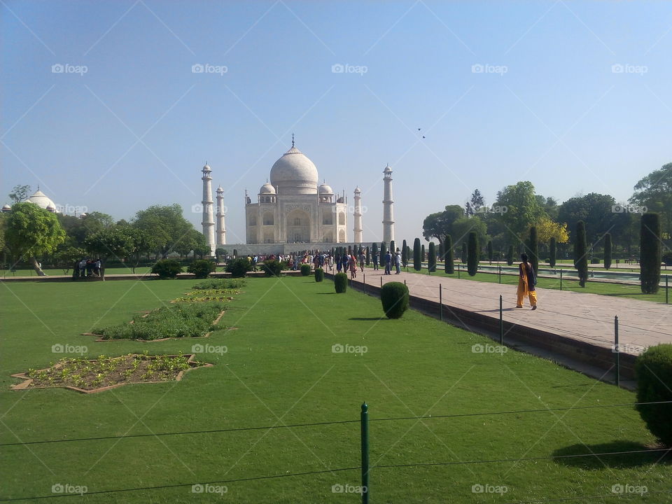 Long shot  of  Taj Mahal