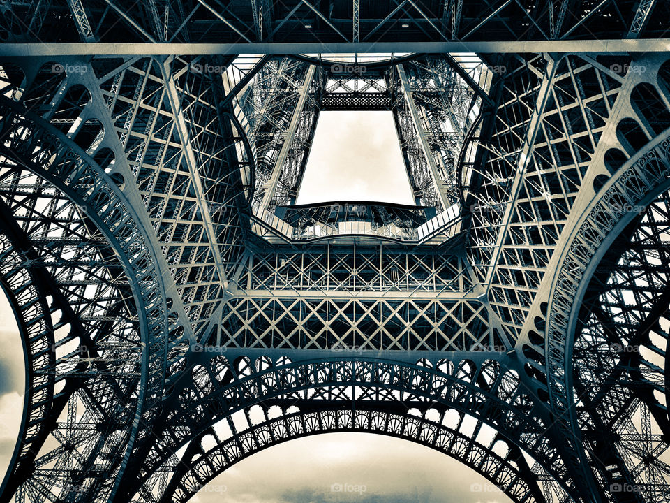 Tour eiffel vue d'en bas