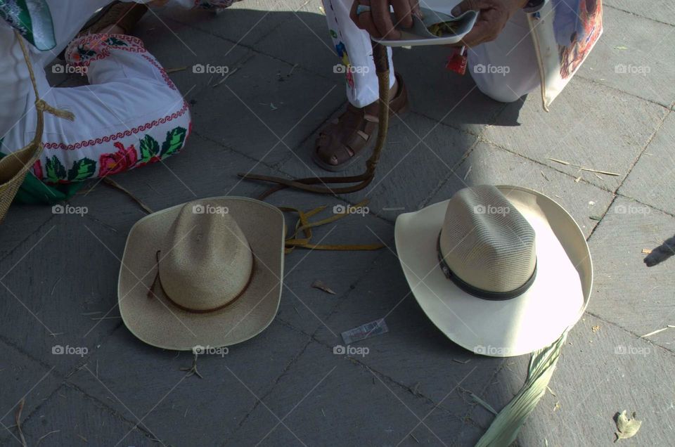Arrodillas y con el sombrero en el suelo en señal de respeto