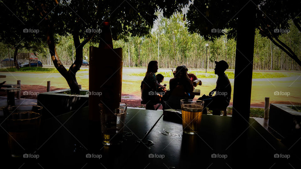 Bar, jovens, bebidas.