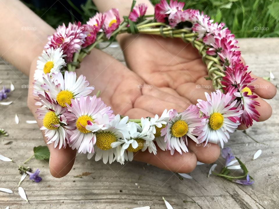 A Hand's holding wreath