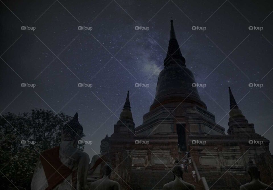 The light of the stars, Buddhist temple
