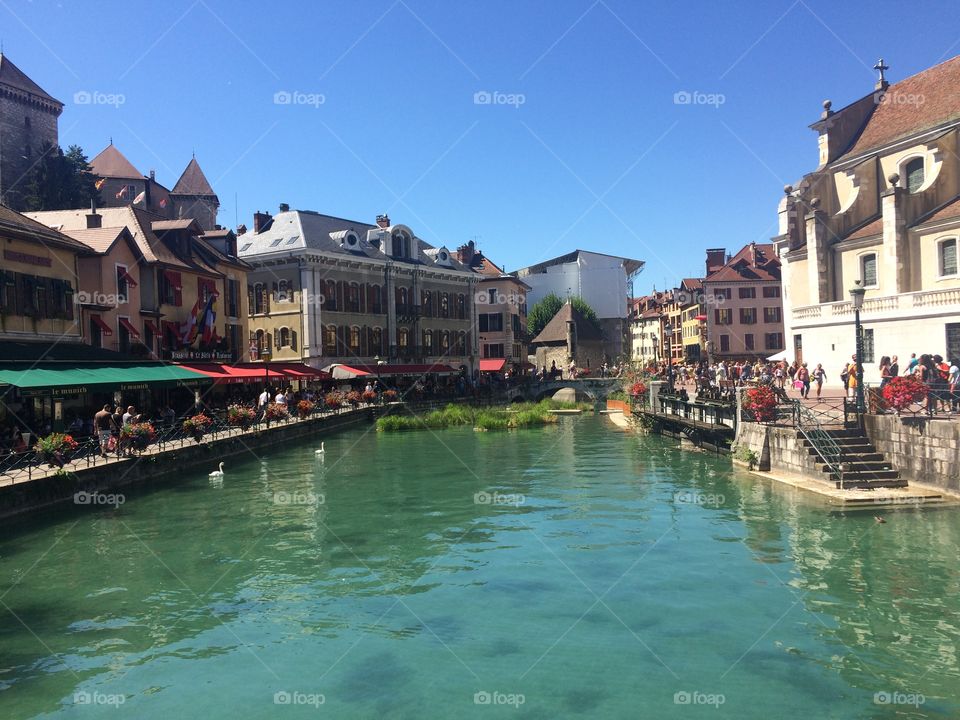 Thought the streets of French city of Annecy you have the feeling of returning to the medieval times, the architecture and the shops bring you joy and happiness, and the afternoon delight is bright and warm. 
