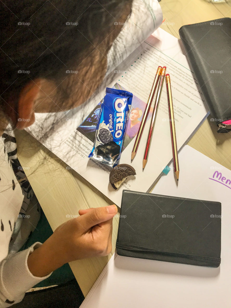 eating oreo while studying