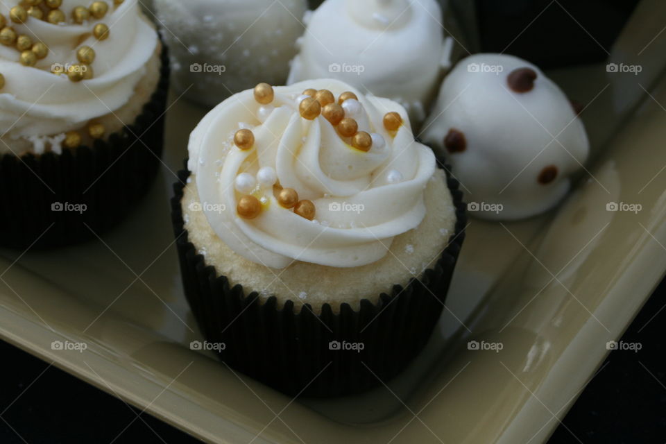 Cupcakes on a party tray