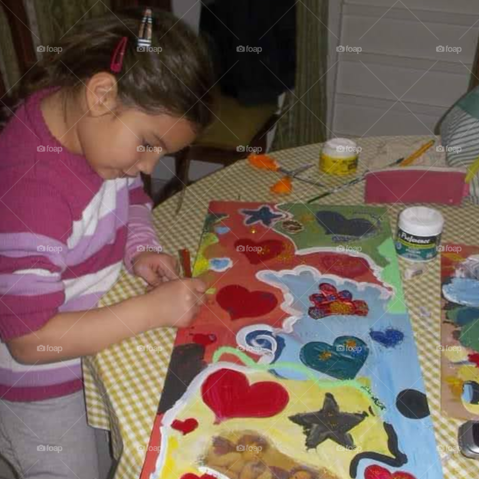 la niña pintando colores