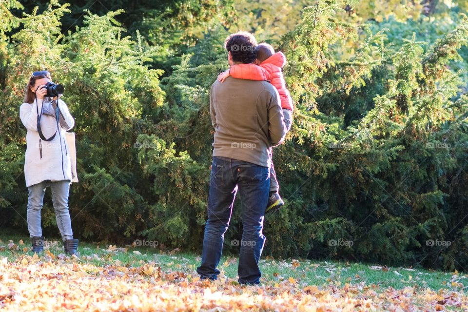 Photographing family in autumn