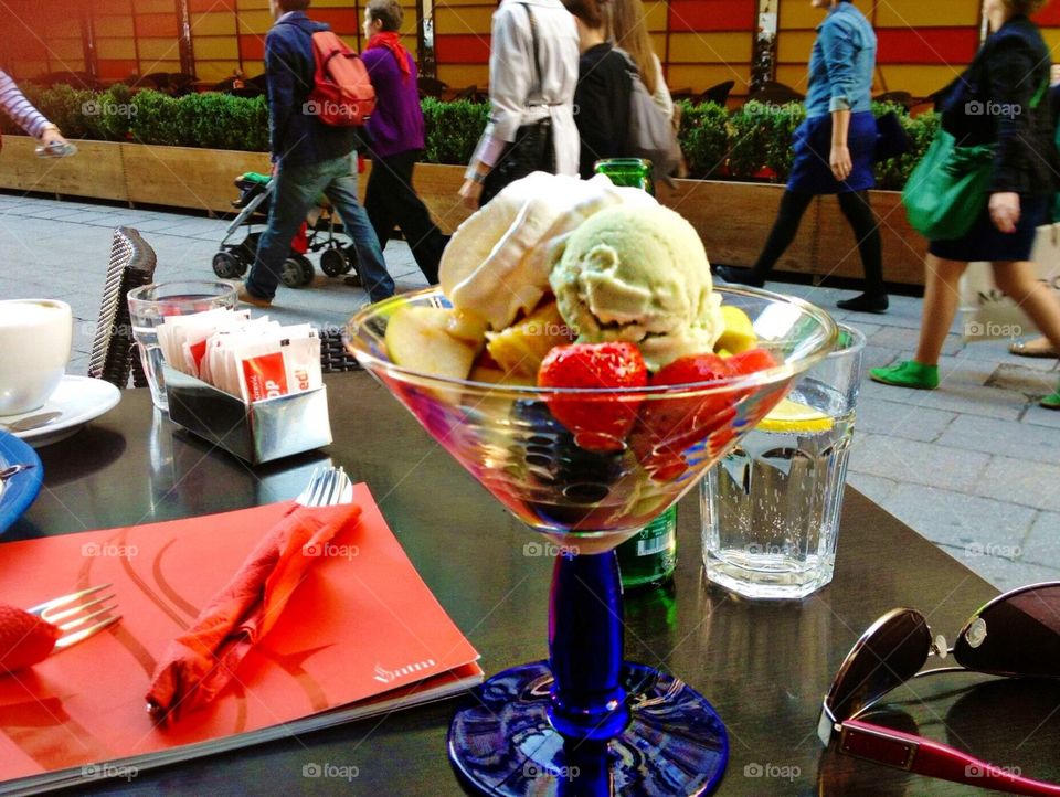 Ice cream sundae and people watching 