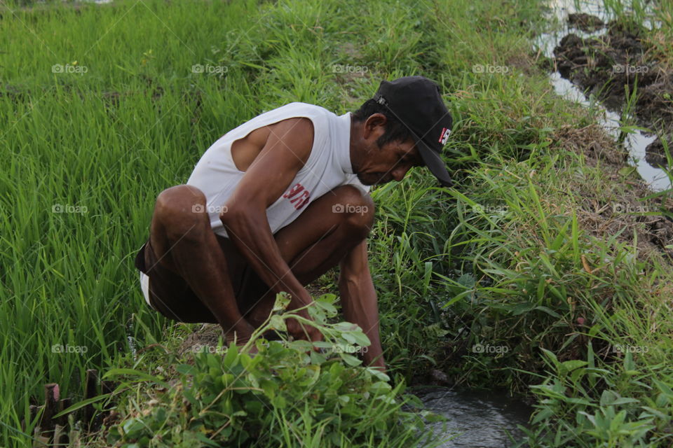 jangan pernah malu dengan pekerjaan ayahmu, karna beliau bekerja untuk masa depan kita.