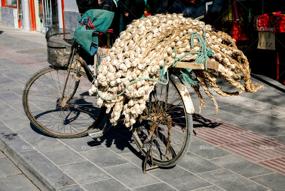Simple garlic transportation. 
